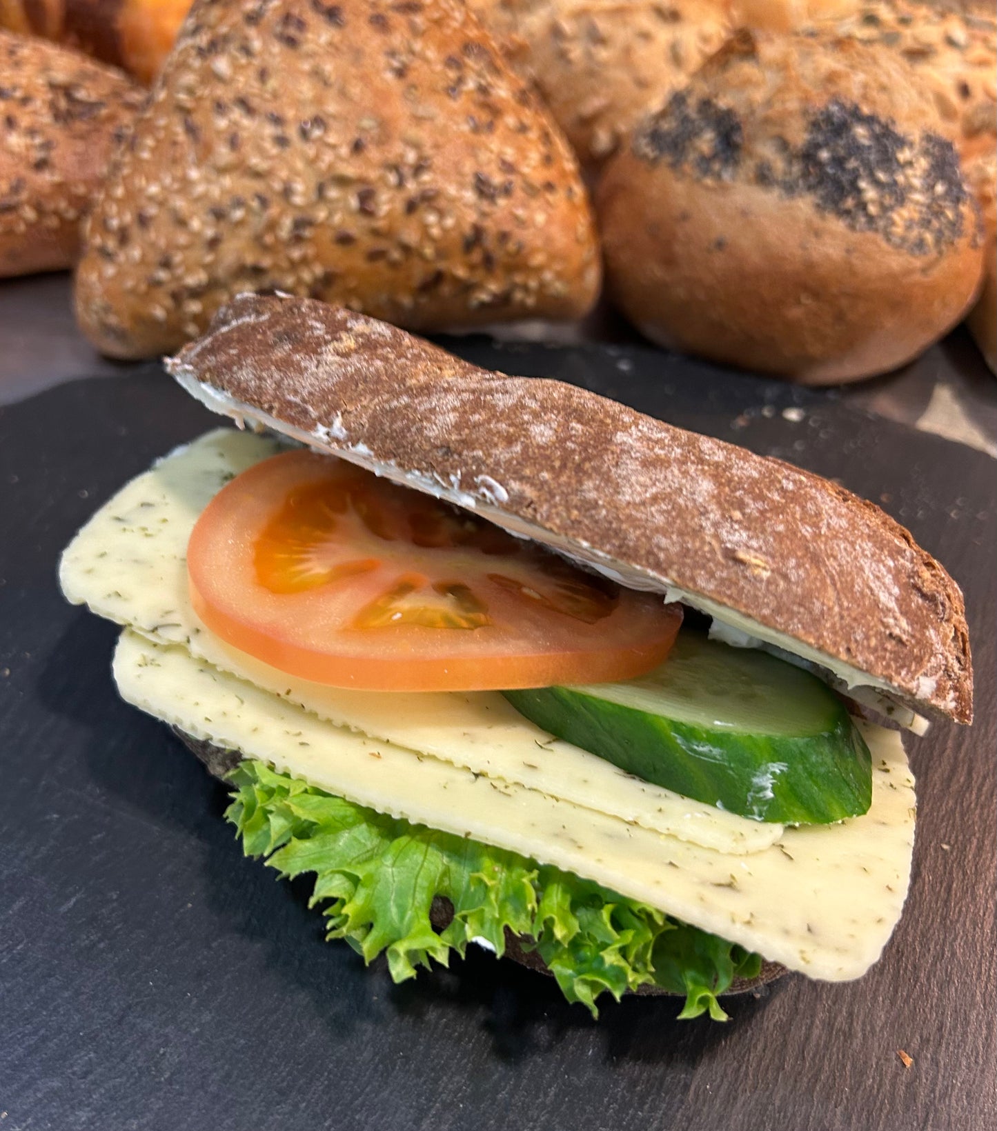 Walnussbrötchen Kräuterkäse